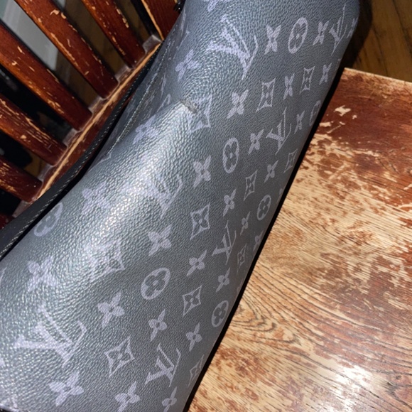 Louis Vuitton Messenger - Picture 2 of 2